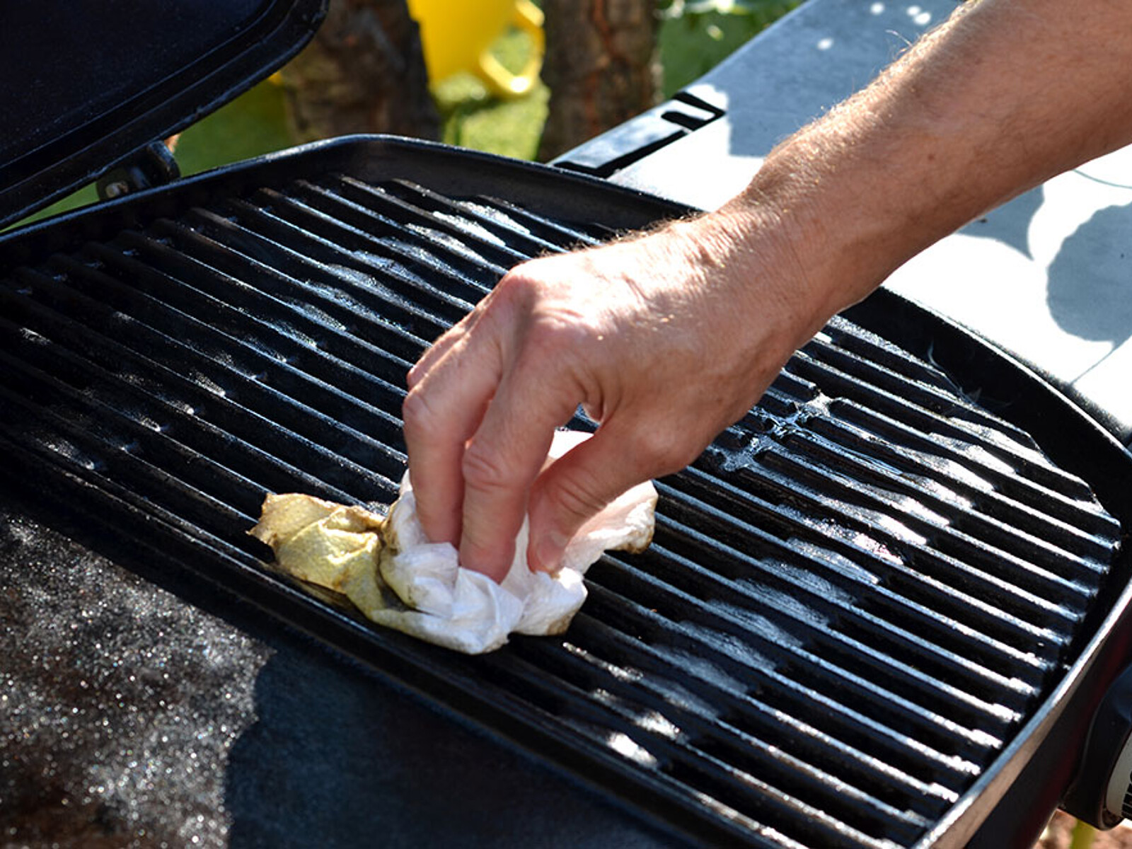 How to Clean Grill Grates: Instructions to Spotless & Gunk-Free Grates