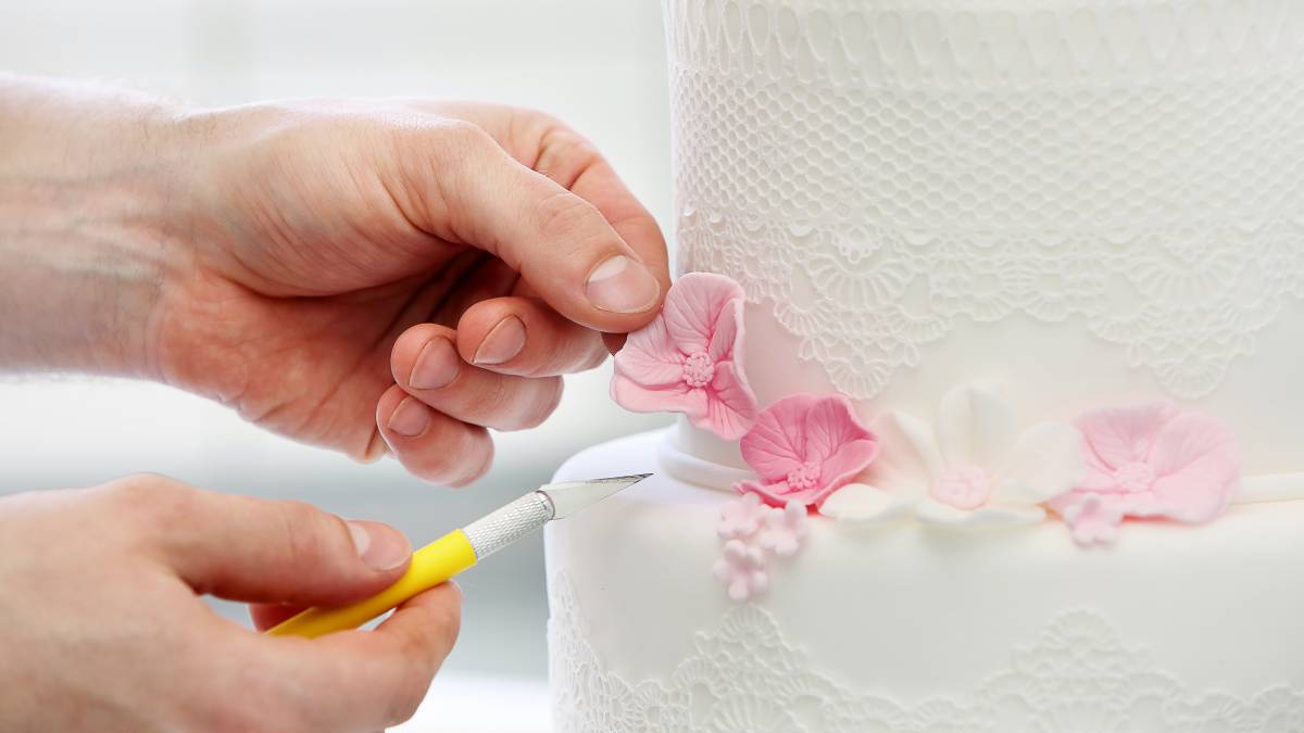 How much does a wedding cake cost?