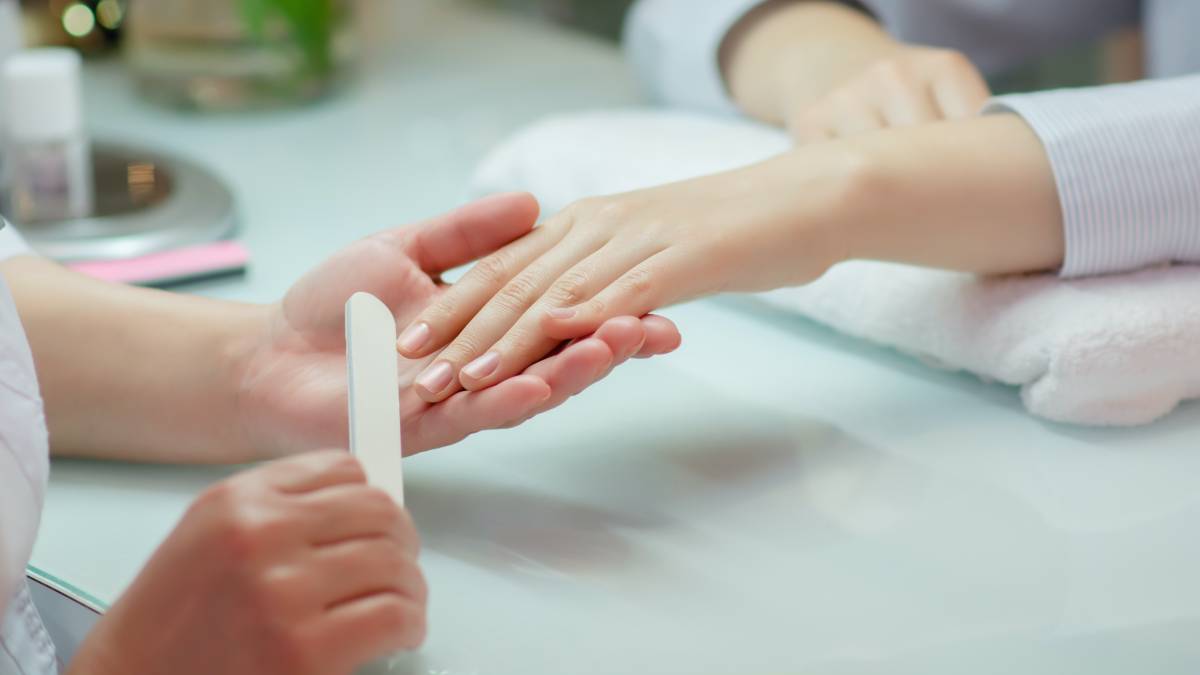 nail technician manicure service