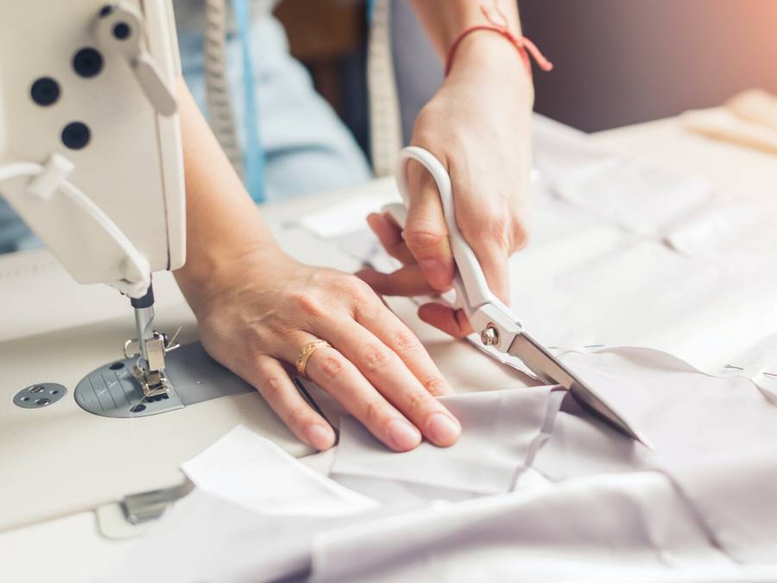 5-min. Alterations: tailor a bigger size dress in less than 5 mins.