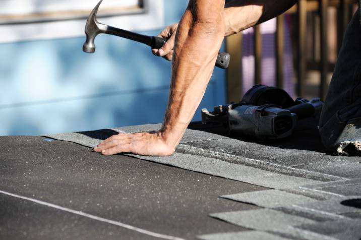 repairing roof shingles 