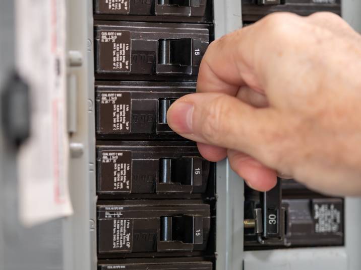 turning off power of wet electrical outlet through the circuit breaker box