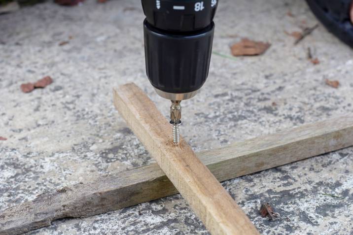 screwing sleepers together with an automatic screwdriver 