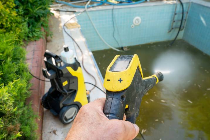 cleaning a dirty pool with a high pressure water jet machine