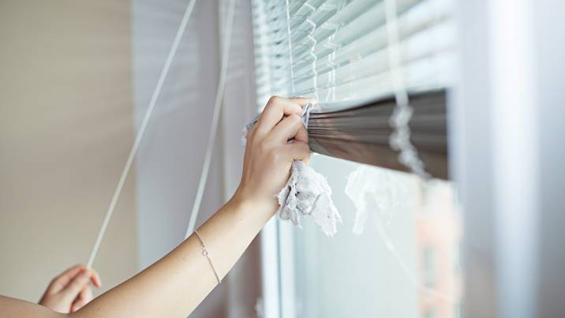 How to Properly Clean Aluminum Blinds
