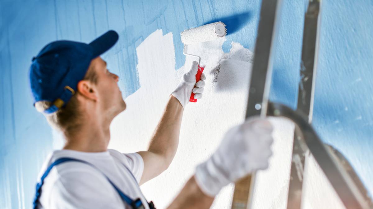 wall painting with white paint using a paint roller