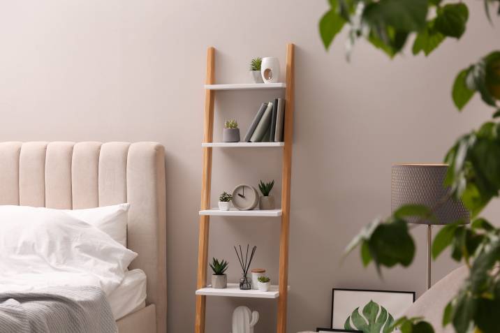 Leaning shelf