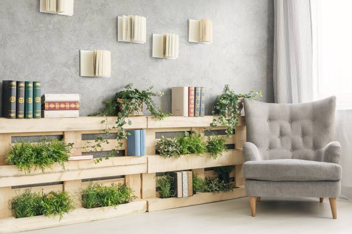 Pallet bookshelf