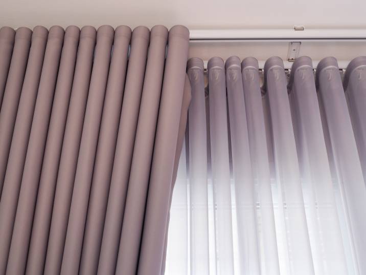 Hanging soundproof curtains