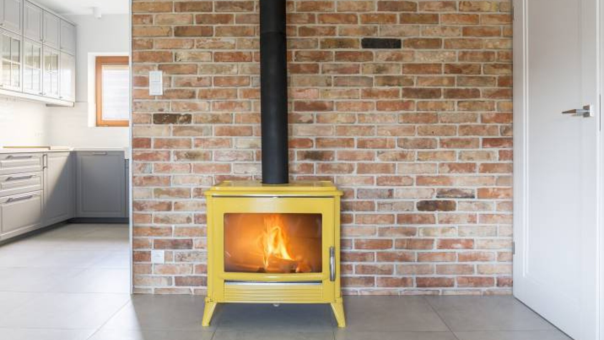 https://images.airtasker.com/v7/https://airtasker-seo-assets-prod.s3.amazonaws.com/en_AU/1663146952030_freestanding-fireplace.jpg?gravity=smart&w=1920&h=1080