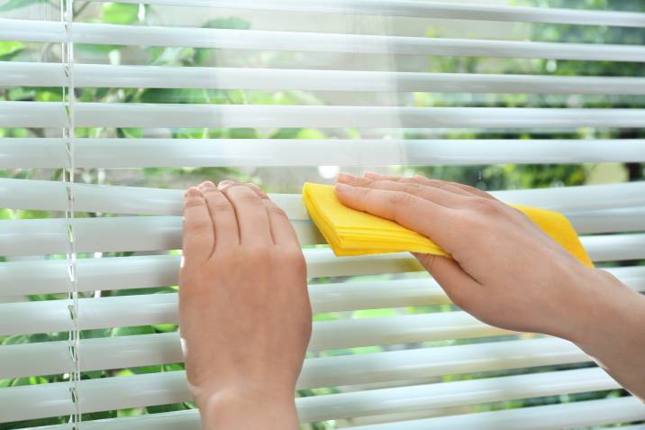 Cleaning vinyl Venetian blinds