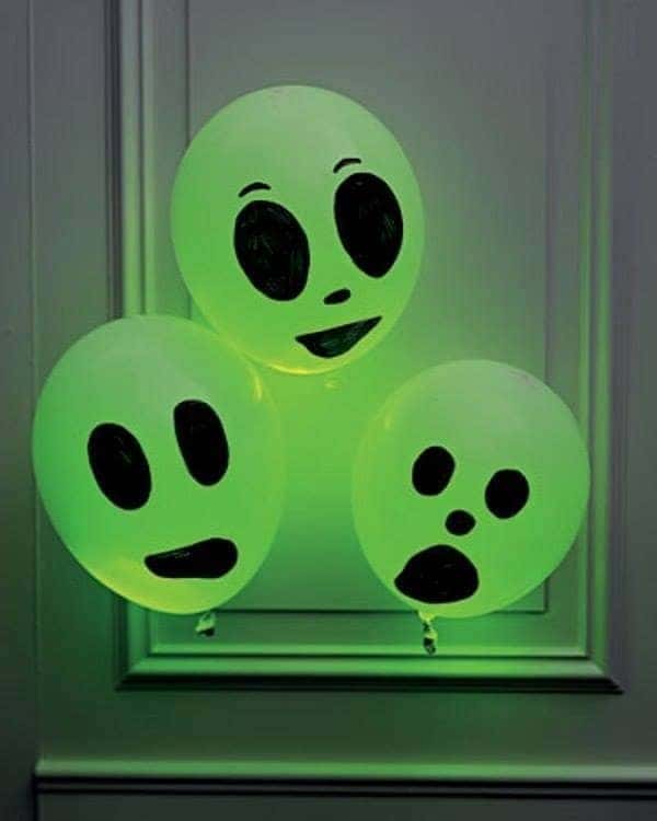 Balloons designed as green aliens