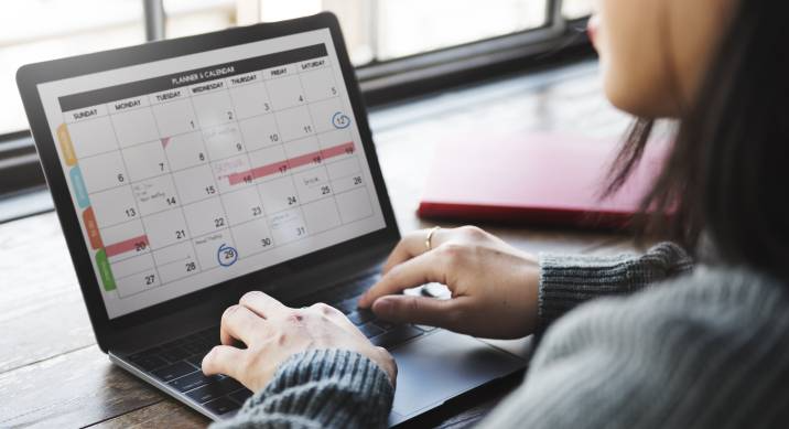 student using a digital calendar on her laptop