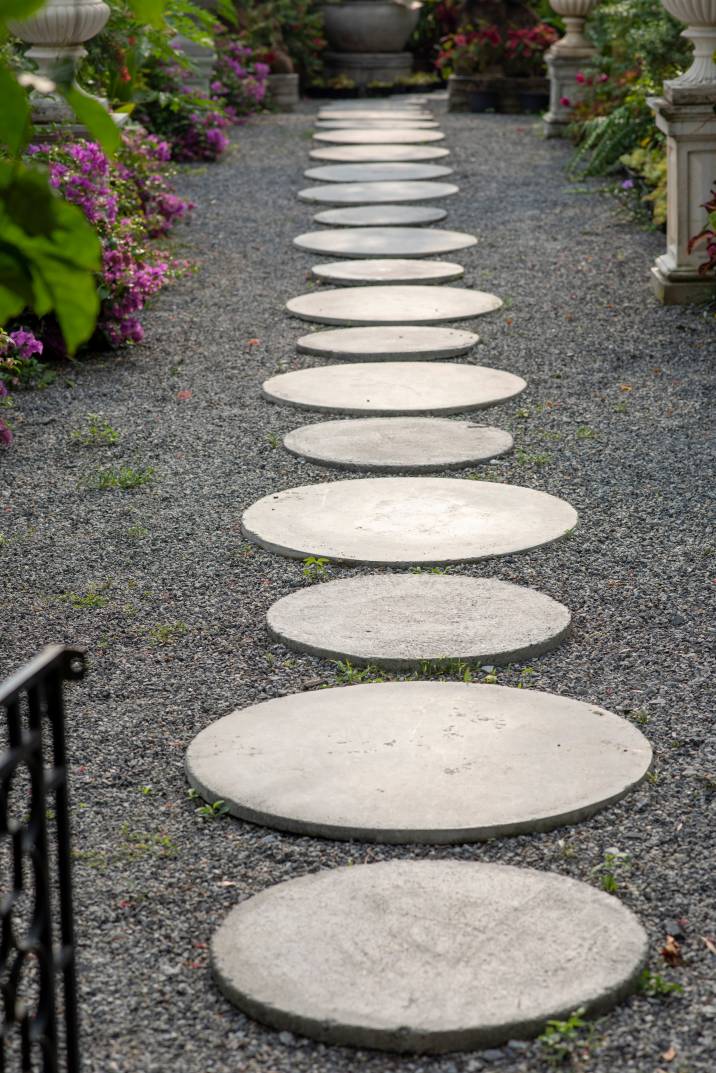 circle-stepping-stone-pathway-garden