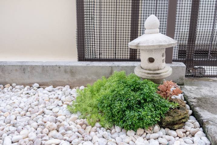 decorative-garden-stone-lantern