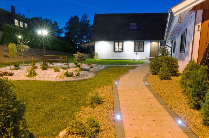 garden-walkway-with-lighting