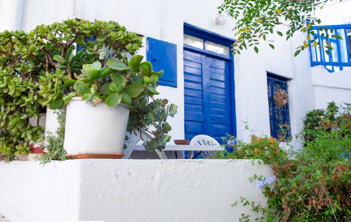 greek-house-with-potted-plants