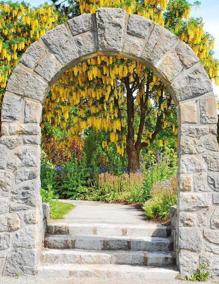 stone-arch-garden