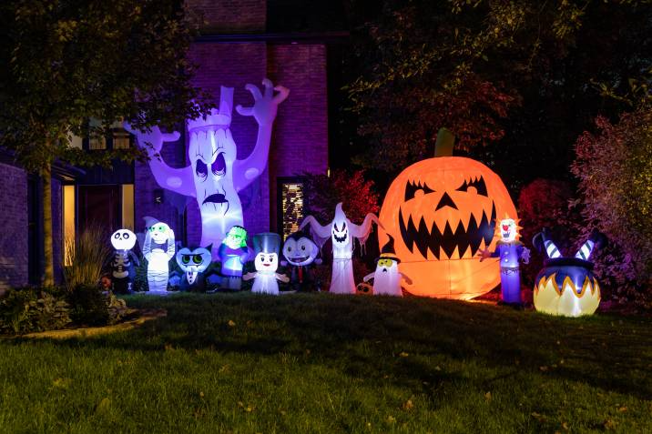 halloween lighting decor at night