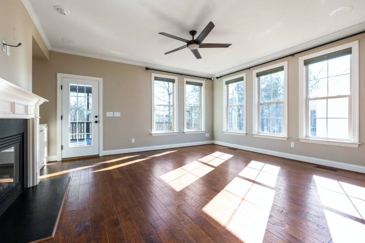 empty room with ceiling fan