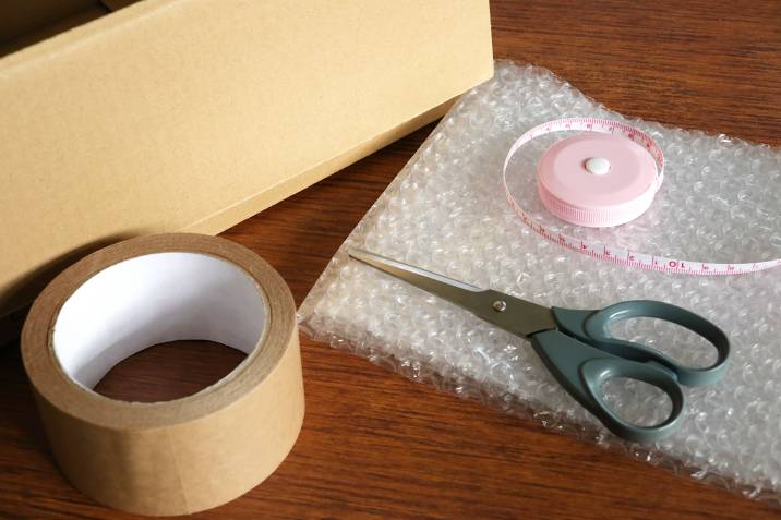 must-have-tools-for-packing-using-bubble-wrap