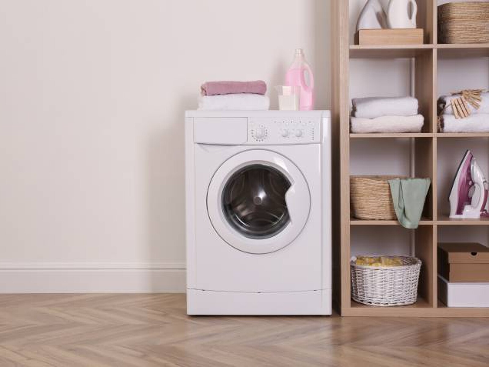 https://images.airtasker.com/v7/https://airtasker-seo-assets-prod.s3.amazonaws.com/en_AU/1687759623578-front-load-washing-machine.jpg?gravity=smart&w=1600&h=1200