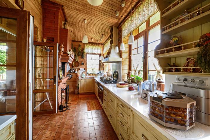 rustic-lighting-scheme-in-a-country-style-kitchen
