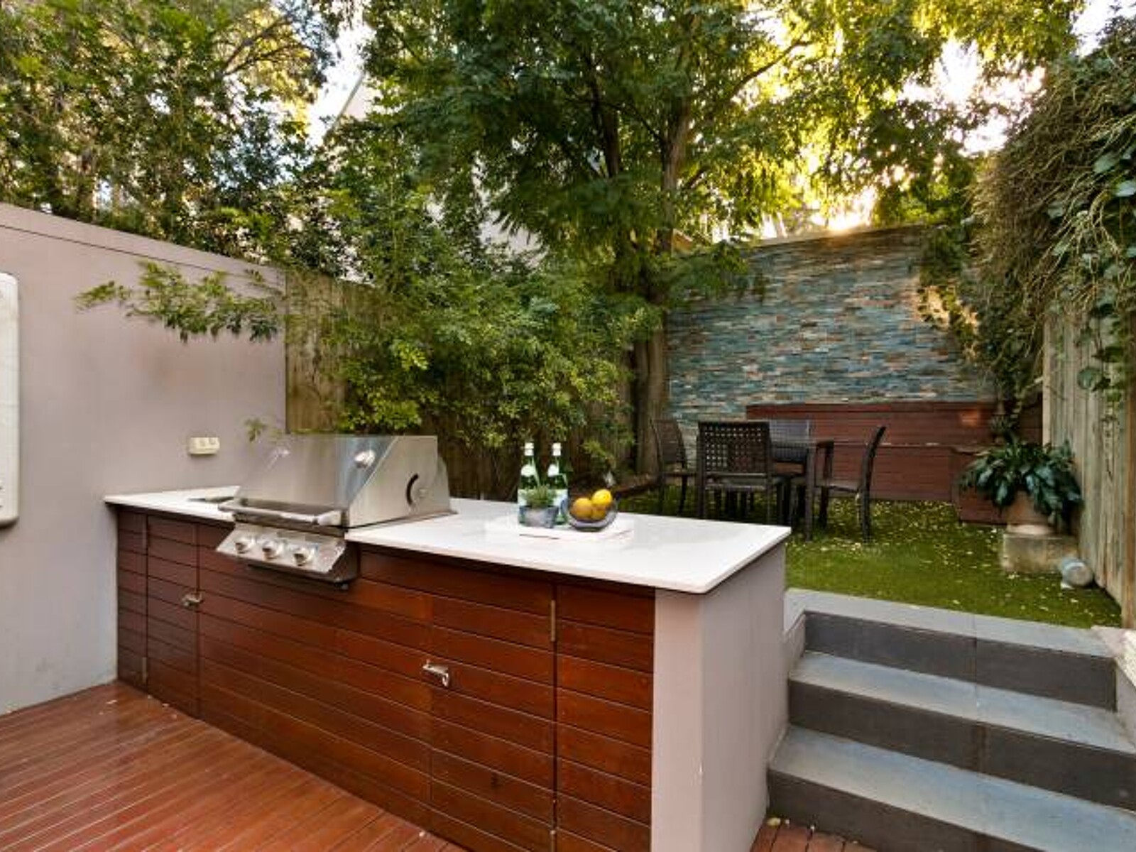 https://images.airtasker.com/v7/https://airtasker-seo-assets-prod.s3.amazonaws.com/en_AU/1689585682796-small-outdoor-kitchen-prep-area.jpg?gravity=smart&w=1600&h=1200