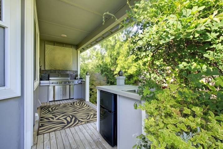 outdoor-kitchen-area