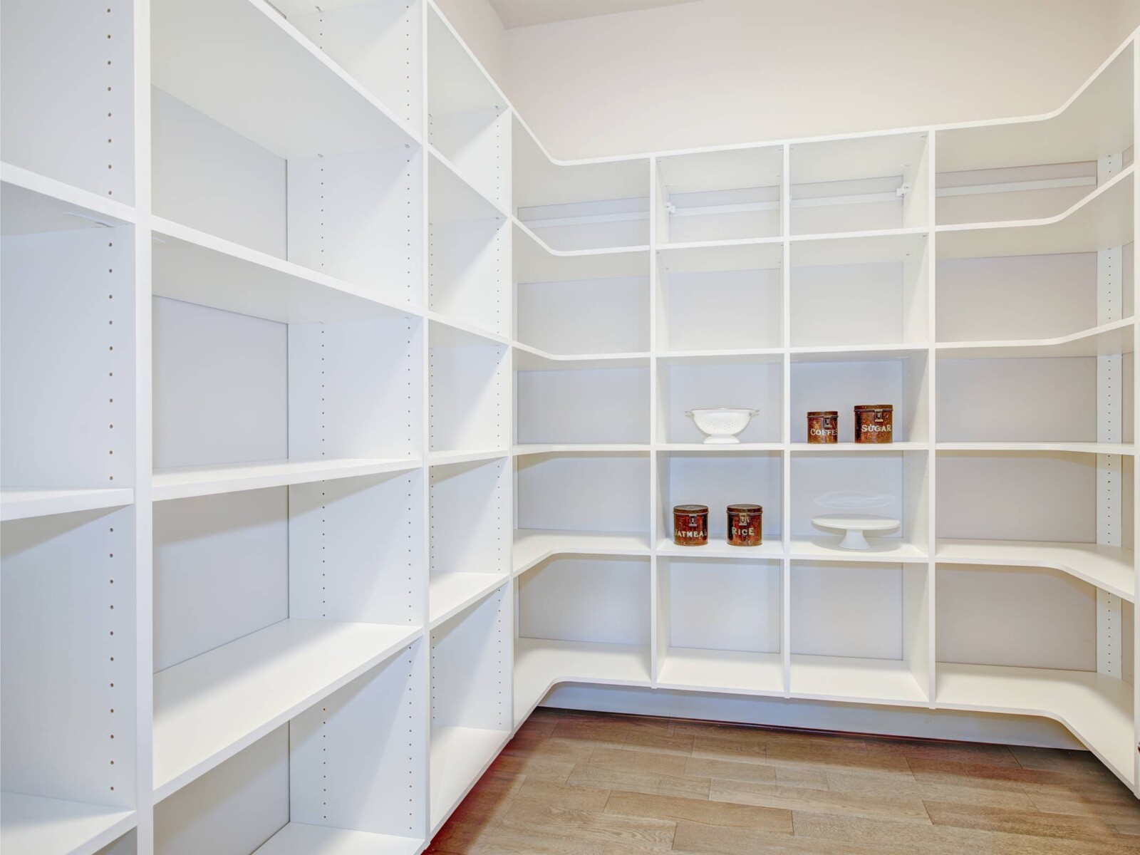 Butler's Pantry vs Walk In Pantry - Lofty Building Group