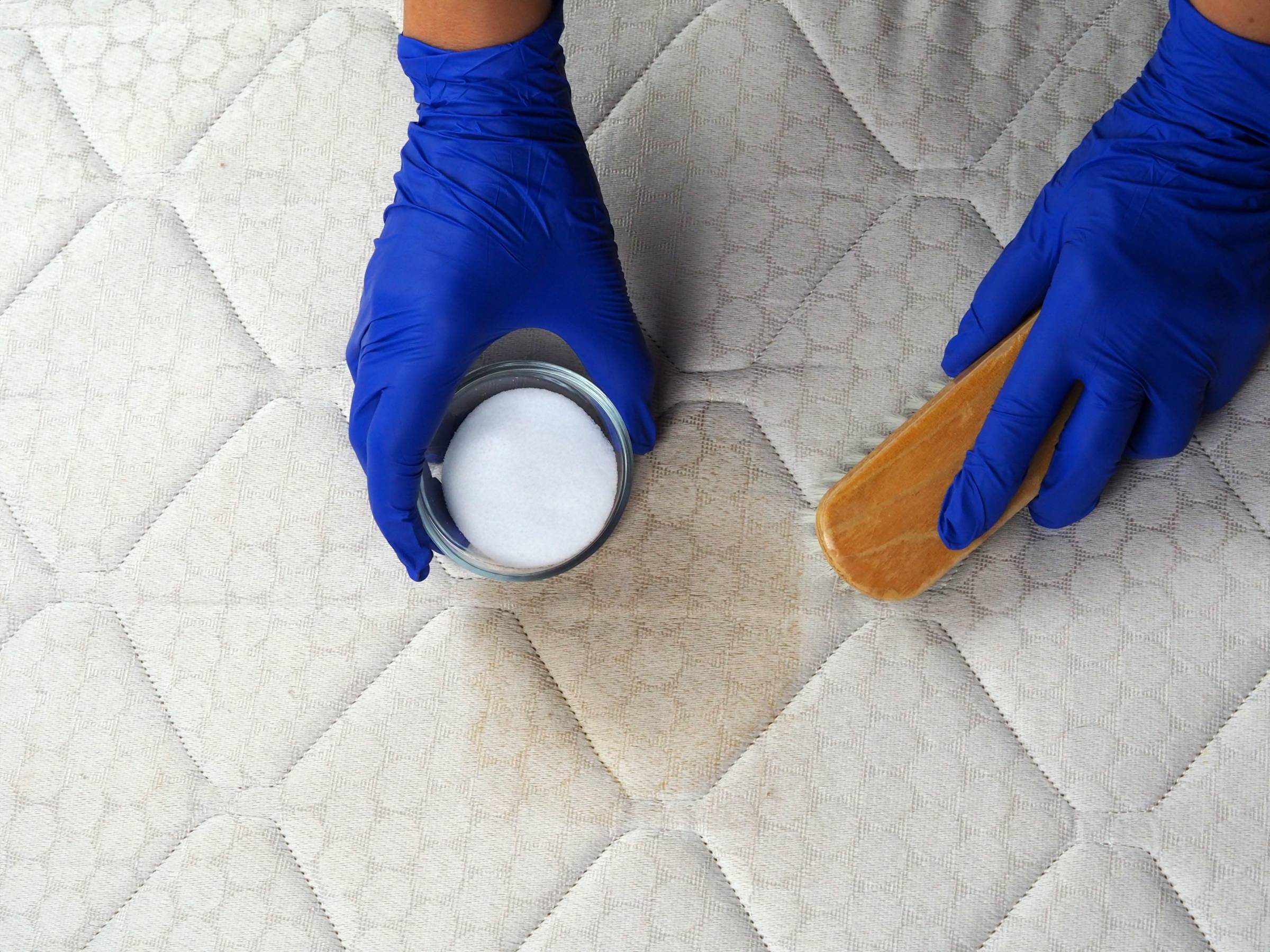 deep cleaning a mattress