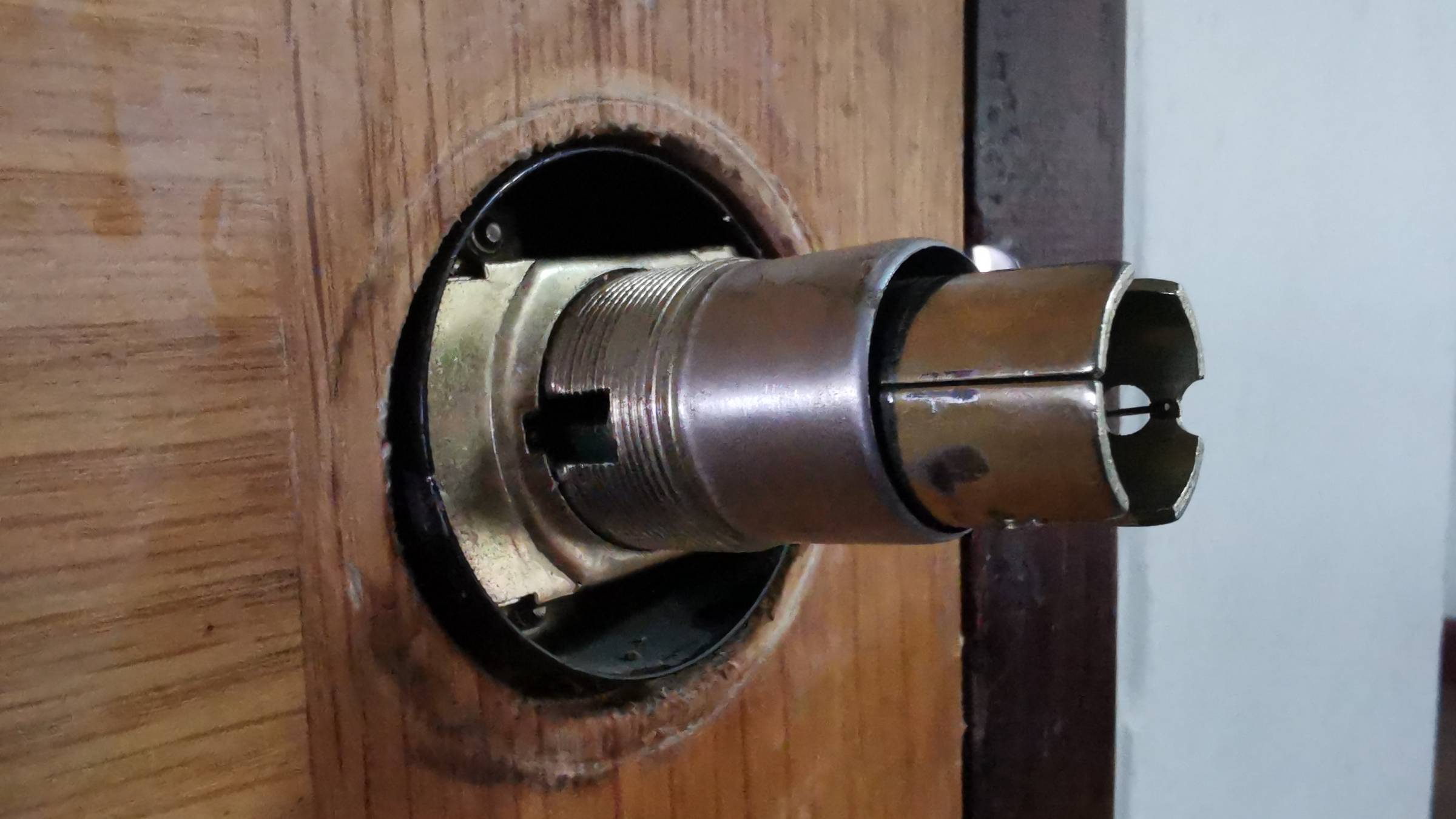 removing doorknob for replacement