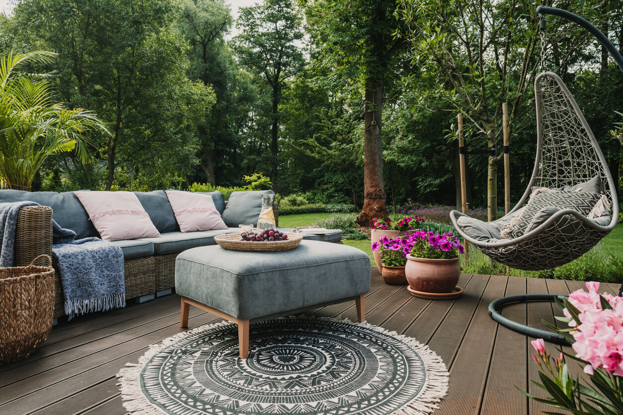 mix and match of different patterns in outdoor yard