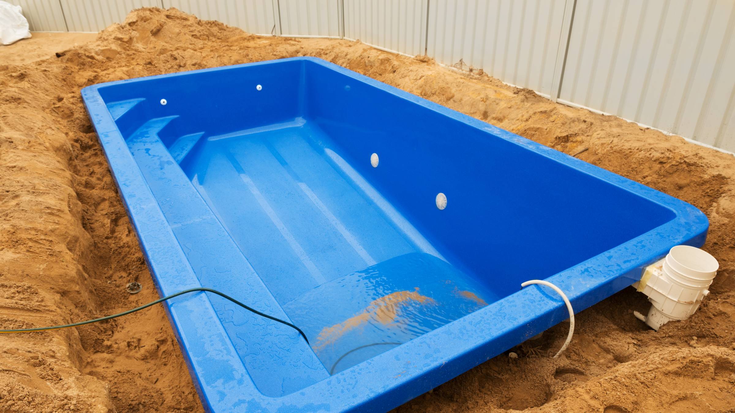 installing a fibreglass plunge pool in the backyard