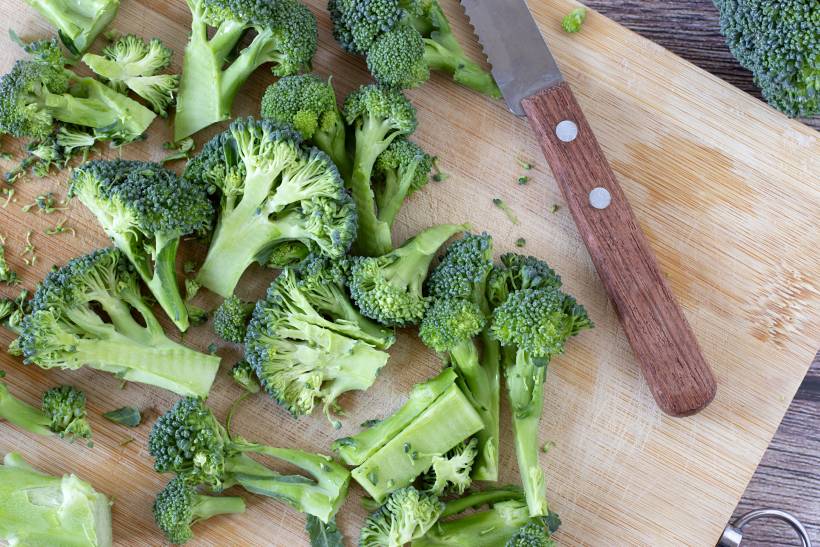 broccoli vs broccolini - fresh broccoli on a chopping board