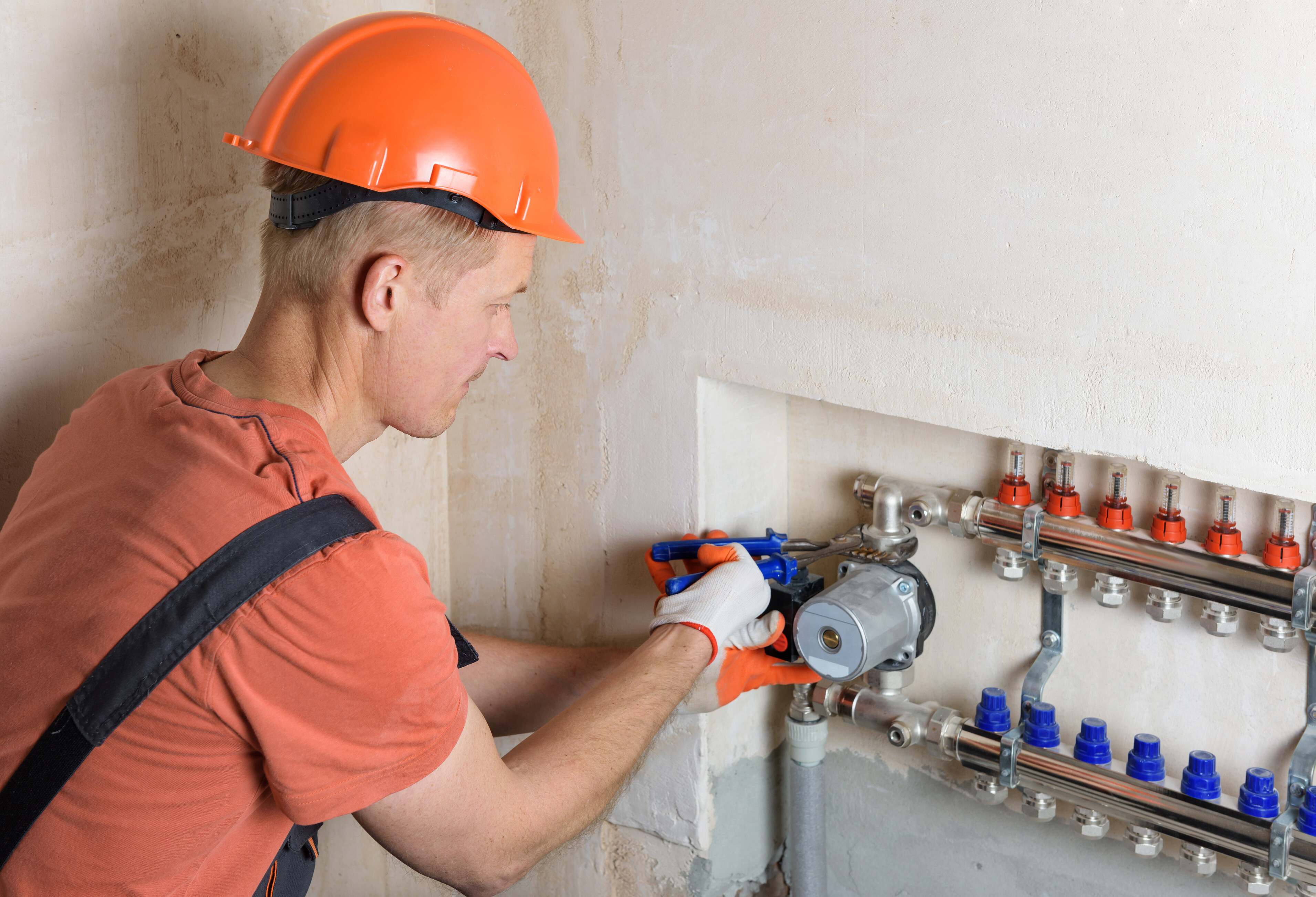 An expert installing a pipe on a heating system. 