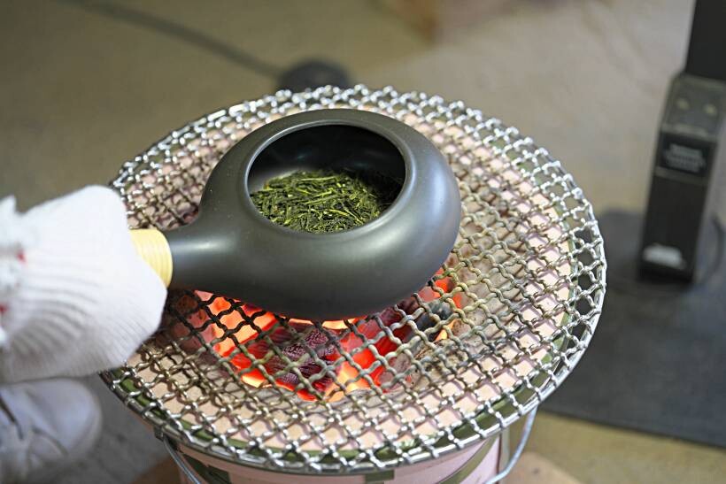 hojicha vs matcha - roasting green tea to make hojicha