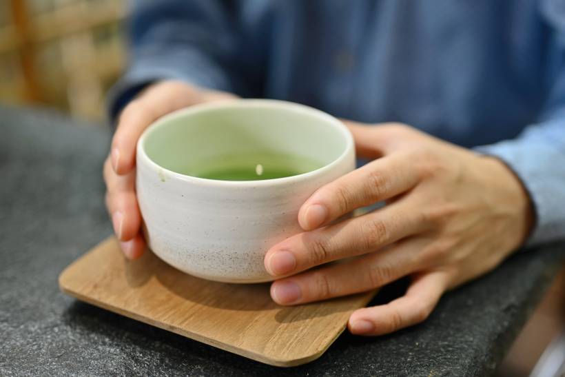 hojicha vs matcha - drinking freshly brewed matcha