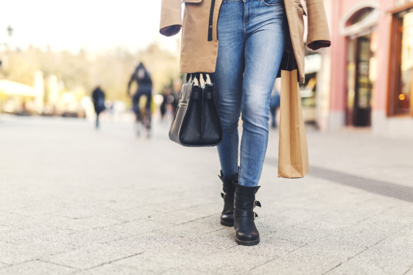 slim vs skinny jeans - Woman in skinny jeans posing