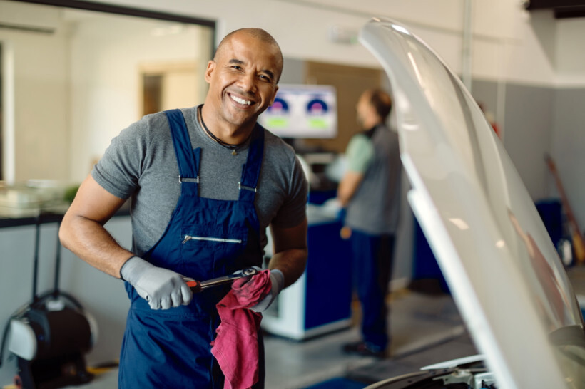 automotive mechanic vs technician - Male mechanic working in auto repair shop