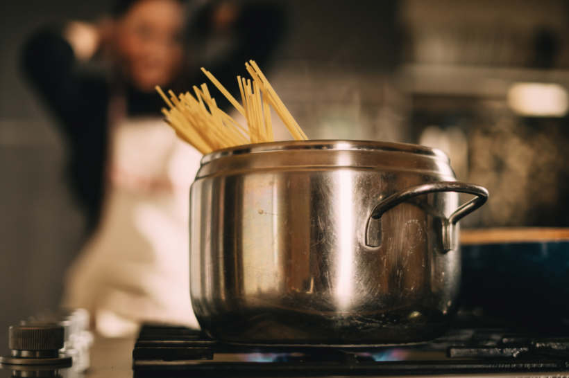 Ragù vs bolognese - Pot of boiling spaghetti, perfect for pairing with ragu or bolognese