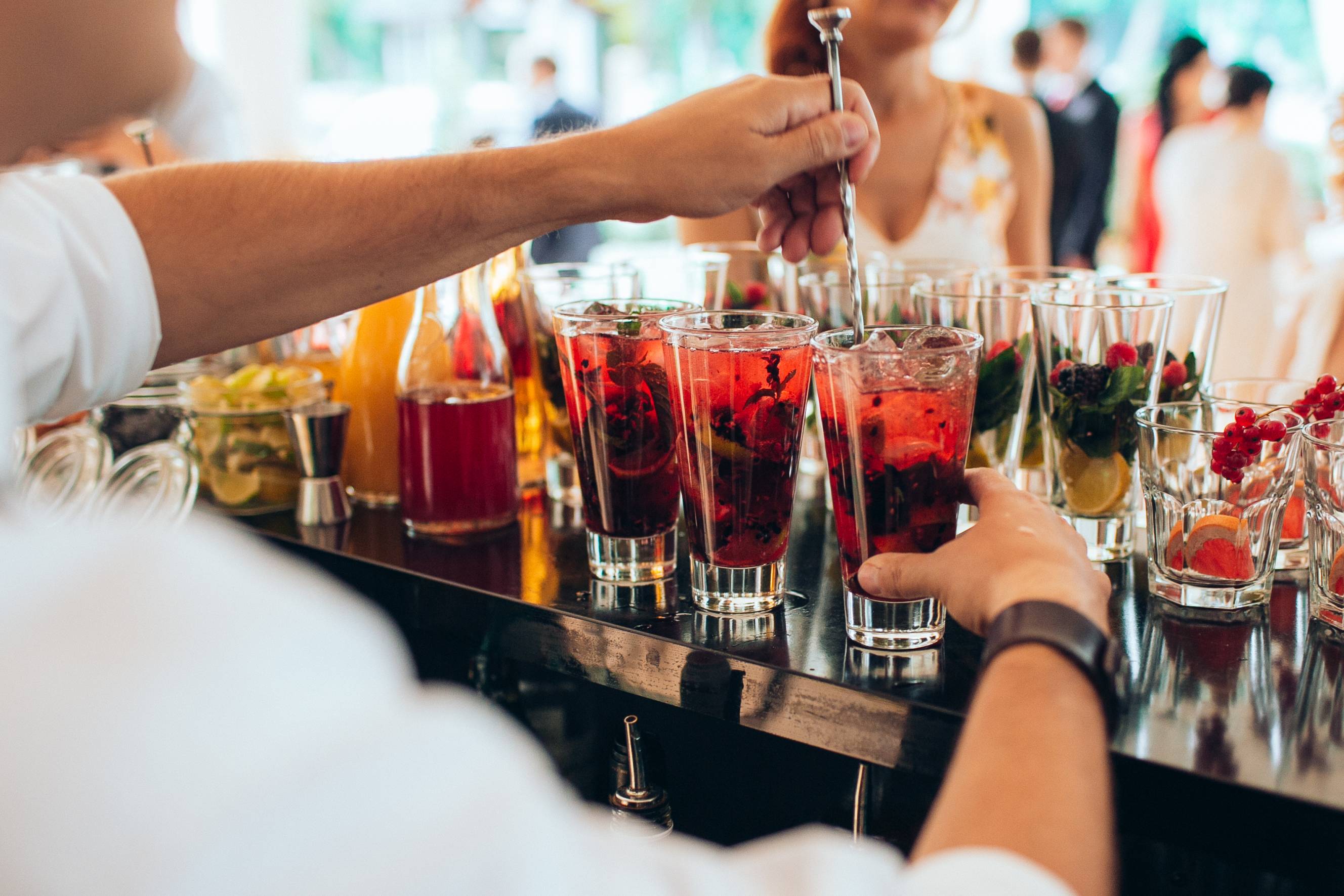 A bartender providing bartending service near me during an event