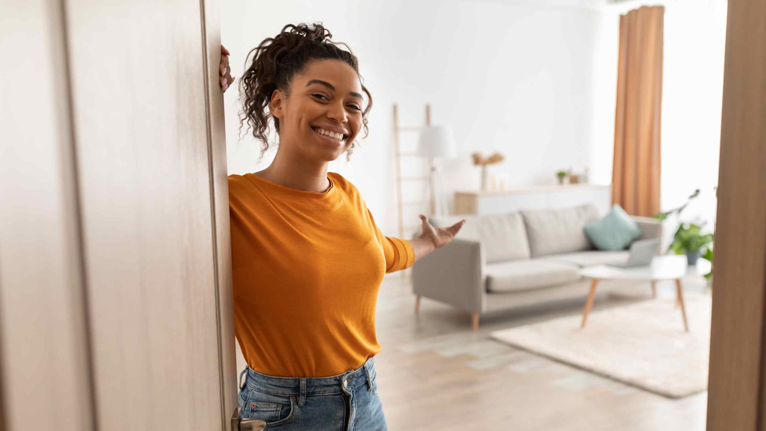 Friendly house sitter welcoming you into a bright, tidy home, representing a reliable house sitting near you.