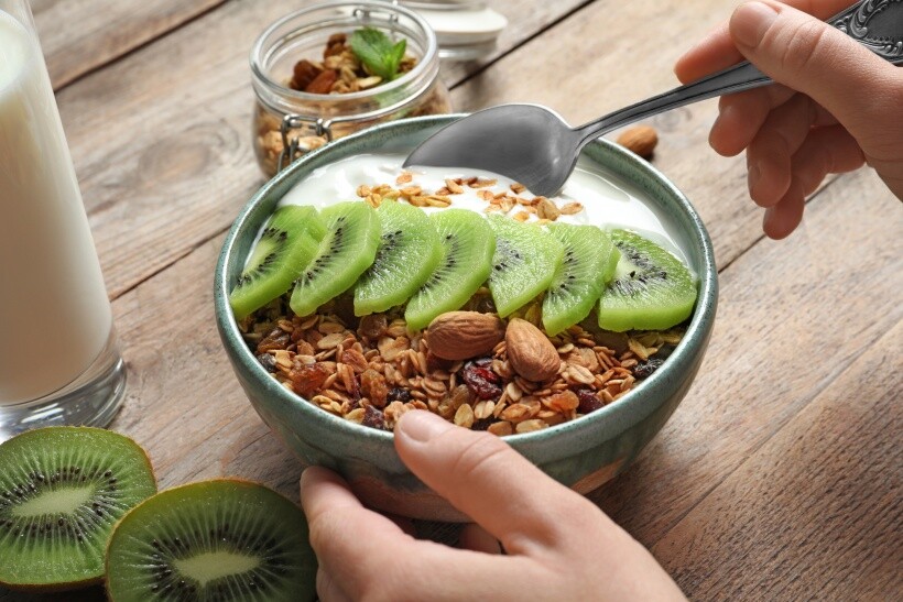 golden kiwi vs green kiwi - yogurt parfait with kiwi fruit topping