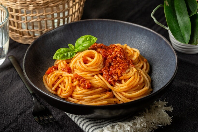 spaghetti vs linguine - Cooked spaghetti pasta topped with tomato meat sauce and fresh basil
