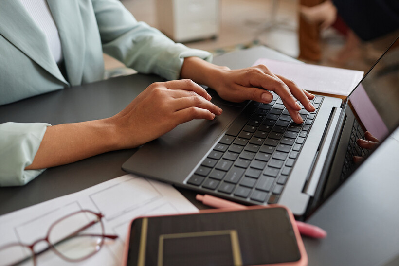 Person typing on a laptop at a desk. - last minute moving