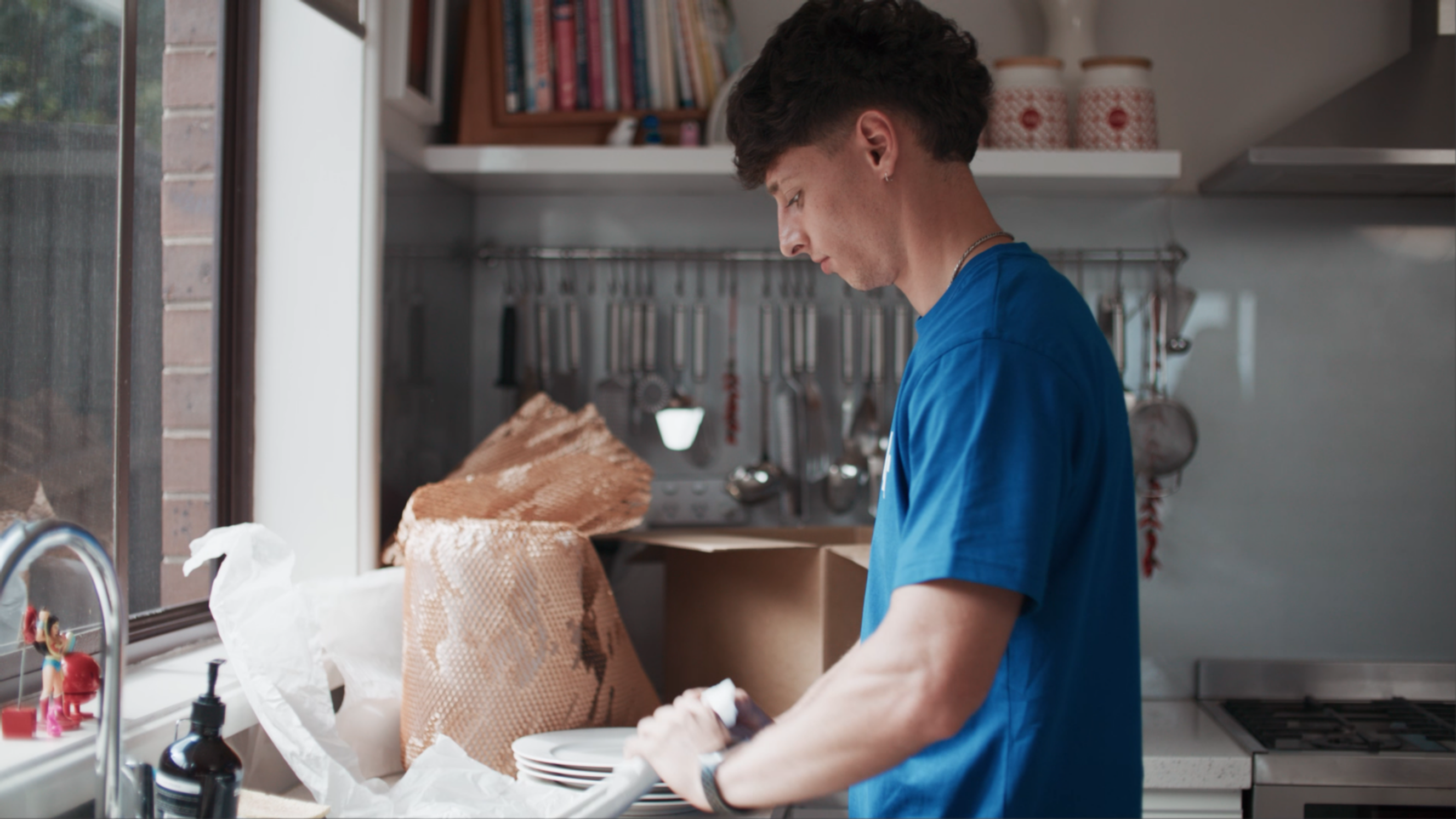 Tasker packing dishes using a wrapping paper