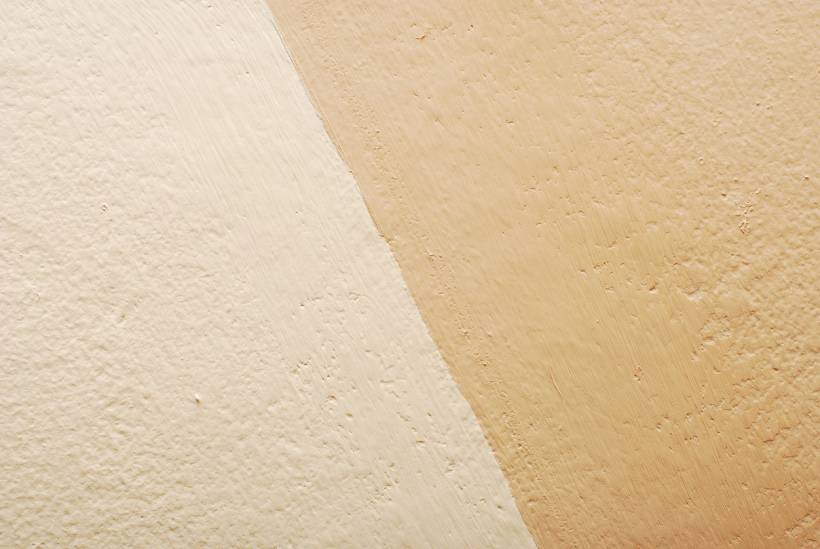 how to limewash walls - Split wall surface with pale limewash and tan plaster