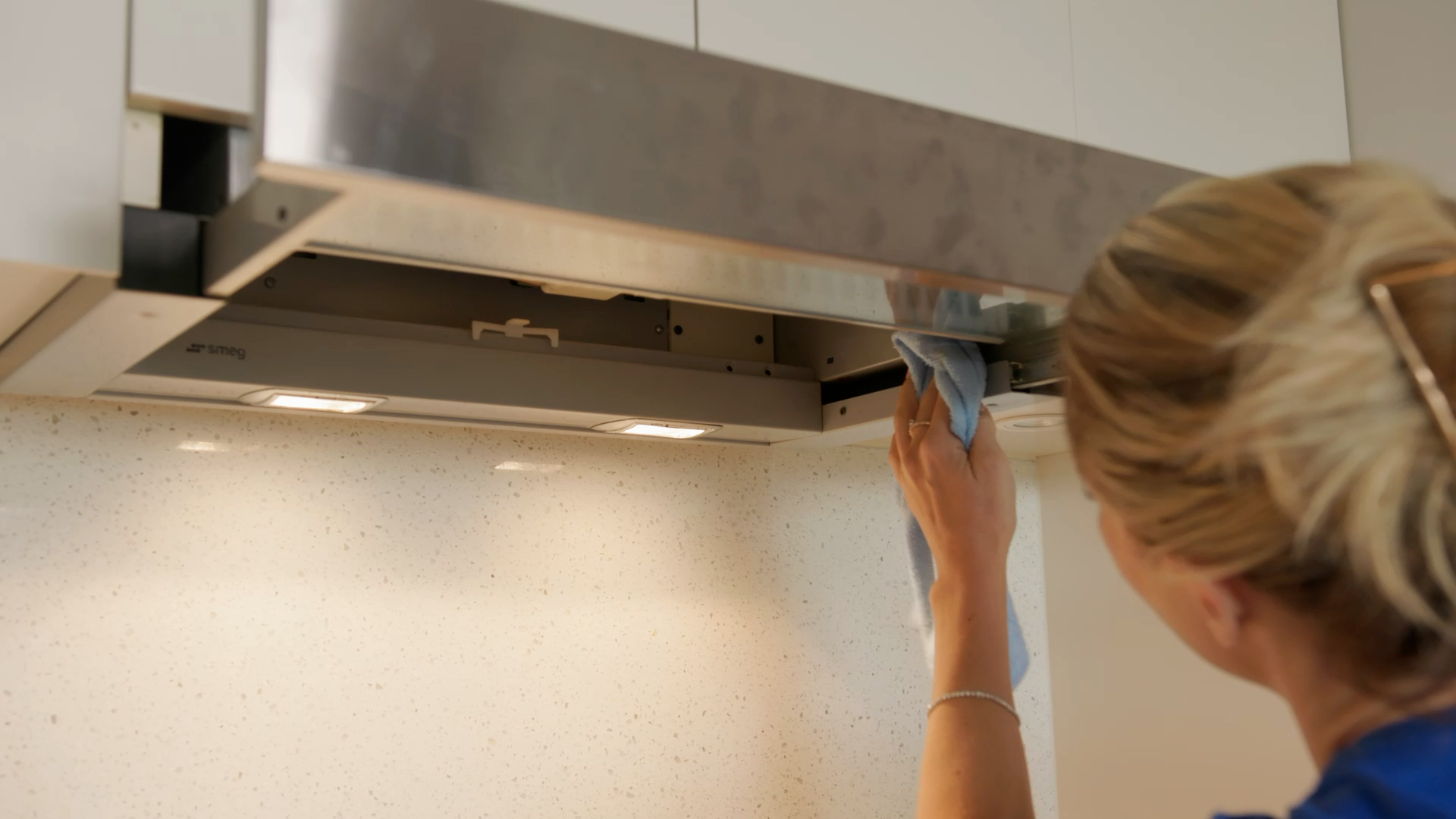 professional cleaner checking the rangehood before cleaning - how to clean a rangehood