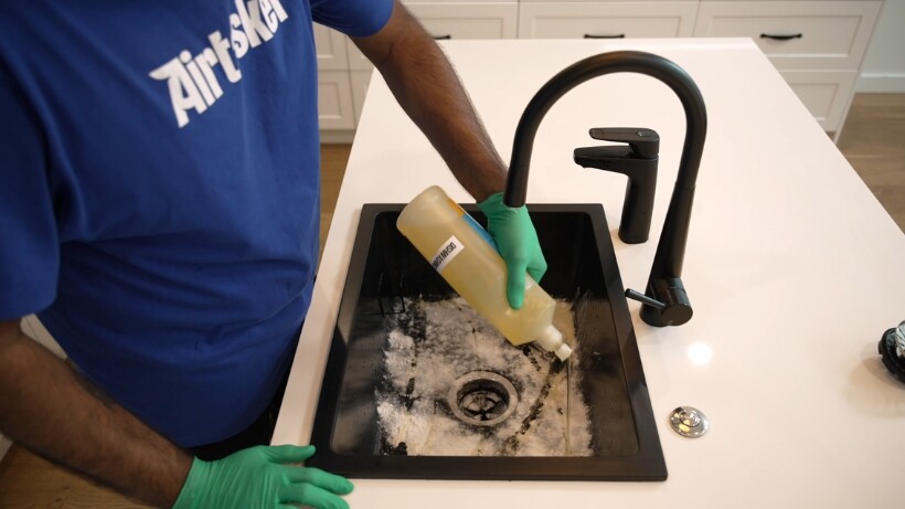 Sprinkle baking soda and dishwashing liquid